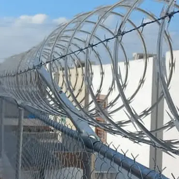 Instalación de concertina en zona Cumbres Monterrey