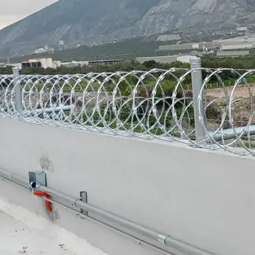 Delimitación y seguridad con concertina en Cumbres, Monterrey